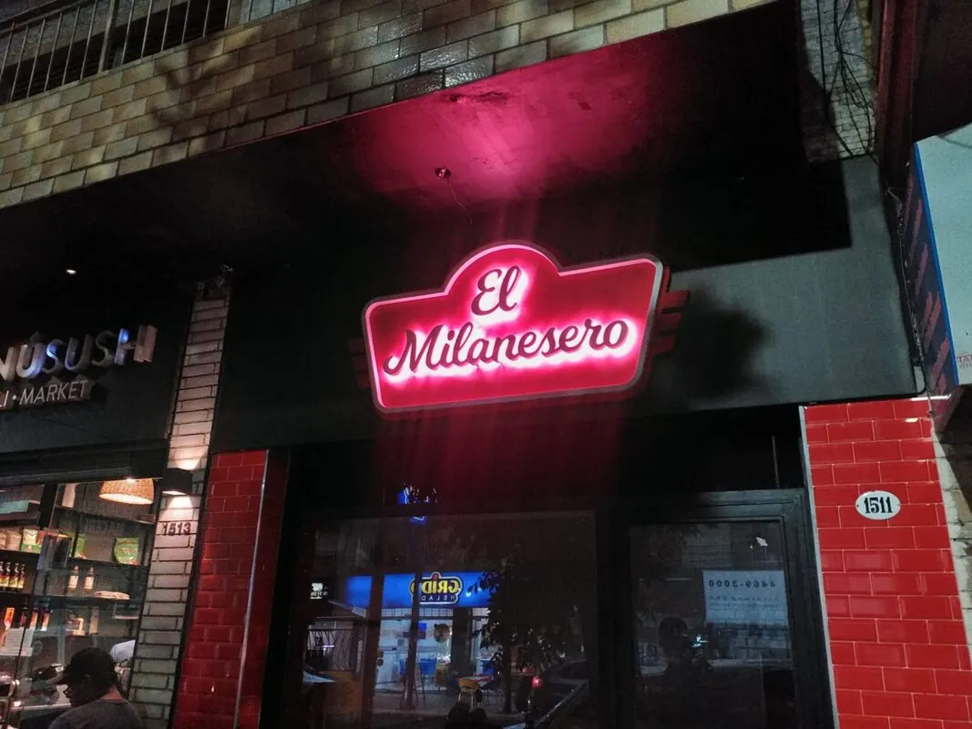 Carteles con LED y luminosos: trabajo realizado por PDE Estudio Gráfico (1)